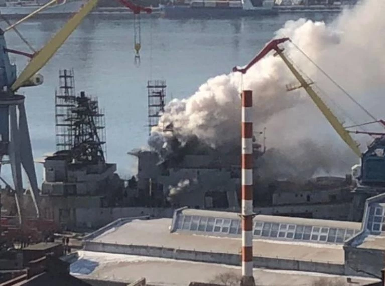 Στις φλόγες τυλίχθηκε ρωσικό πολεμικό πλοίο στο Βλαδιβοστόκ- Δείτε το βίντεο